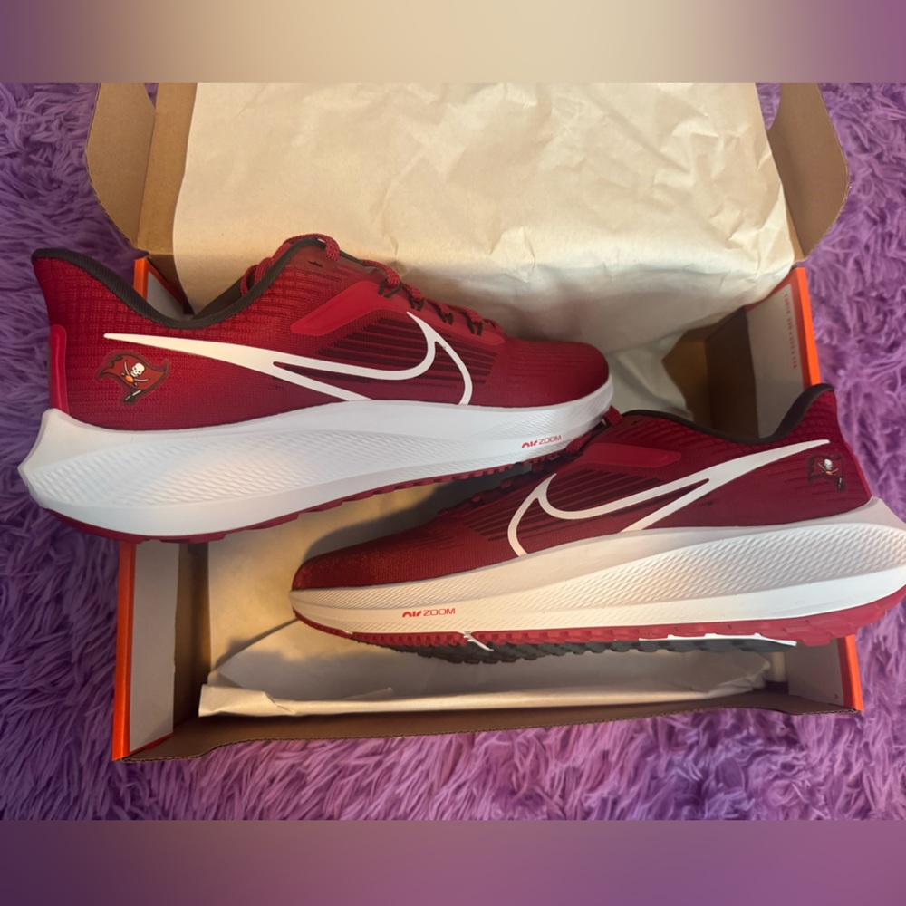 NIB Nike Air Zoom Pegasus Men's Buccaneers Athletic shoes. Sz 10.5